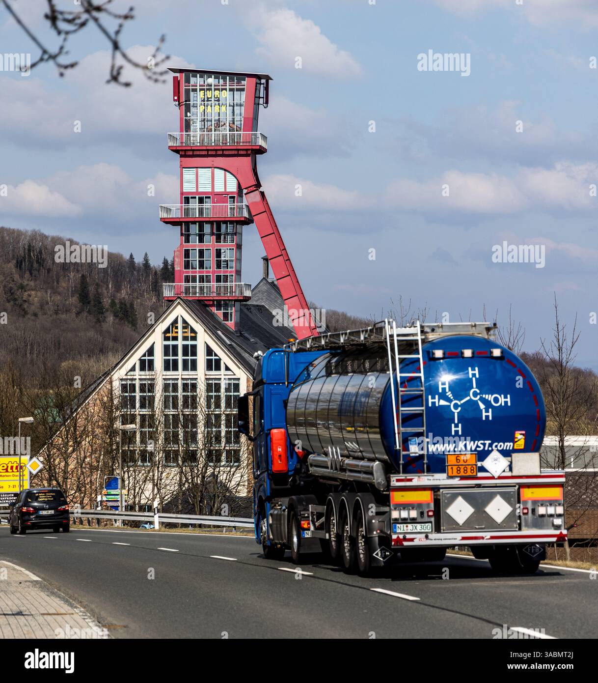 En raison de la fermeture bidirectionnelle des tunnels Panenska - Libouchec dans la région d'Usti nad Labem avant la frontière avec l'Allemagne sur l'autoroute D8, le poste frontière Cinovec/Altenberg a été ouvert au trafic de transit aujourd'hui, mercredi 2 avril 2025, sur une base extraordinaire. Sur la photo, il y a le passage de camions à travers la ville d'Atlenberg, qui est sur la route exceptionnellement dégagée. Apparemment, cela a contribué à améliorer la situation du trafic sur les itinéraires de détour dans les monts Ore. Les tunnels ont été fermés pendant une semaine depuis le 1er avril pour réparation. Les itinéraires de détour traversent également la frontière Banque D'Images