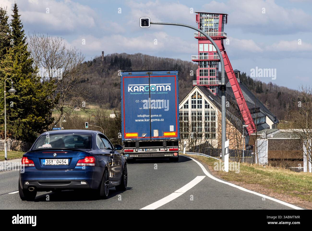 En raison de la fermeture bidirectionnelle des tunnels Panenska - Libouchec dans la région d'Usti nad Labem avant la frontière avec l'Allemagne sur l'autoroute D8, le poste frontière Cinovec/Altenberg a été ouvert au trafic de transit aujourd'hui, mercredi 2 avril 2025, sur une base extraordinaire. Sur la photo, il y a le passage de camions à travers la ville d'Atlenberg, qui est sur la route exceptionnellement dégagée. Apparemment, cela a contribué à améliorer la situation du trafic sur les itinéraires de détour dans les monts Ore. Les tunnels ont été fermés pendant une semaine depuis le 1er avril pour réparation. Les itinéraires de détour traversent également la frontière Banque D'Images