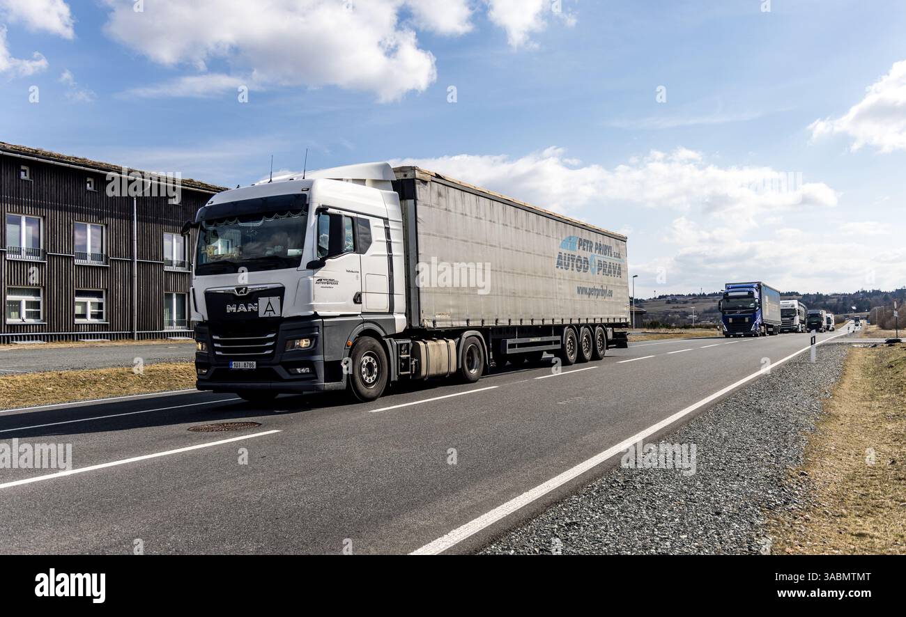 En raison de la fermeture bidirectionnelle des tunnels Panenska - Libouchec dans la région d'Usti nad Labem avant la frontière avec l'Allemagne sur l'autoroute D8, le poste frontière Cinovec/Altenberg a été ouvert au trafic de transit aujourd'hui, mercredi 2 avril 2025, sur une base extraordinaire. Apparemment, cela a contribué à améliorer la situation du trafic sur les itinéraires de détour dans les monts Ore. Les tunnels ont été fermés pendant une semaine depuis le 1er avril pour réparation. Les itinéraires de détour traversent également les postes frontaliers dans les régions de Chomutov et Decin. (CTK photo/Vojtech Hajek) Banque D'Images
