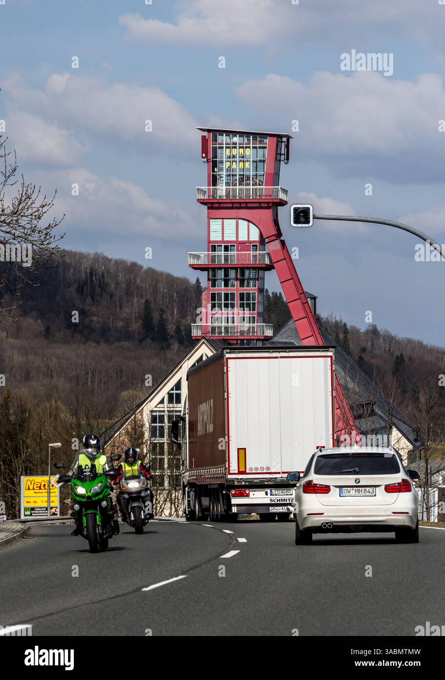 En raison de la fermeture bidirectionnelle des tunnels Panenska - Libouchec dans la région d'Usti nad Labem avant la frontière avec l'Allemagne sur l'autoroute D8, le poste frontière Cinovec/Altenberg a été ouvert au trafic de transit aujourd'hui, mercredi 2 avril 2025, sur une base extraordinaire. Sur la photo, il y a le passage de camions à travers la ville d'Atlenberg, qui est sur la route exceptionnellement dégagée. Apparemment, cela a contribué à améliorer la situation du trafic sur les itinéraires de détour dans les monts Ore. Les tunnels ont été fermés pendant une semaine depuis le 1er avril pour réparation. Les itinéraires de détour traversent également la frontière Banque D'Images