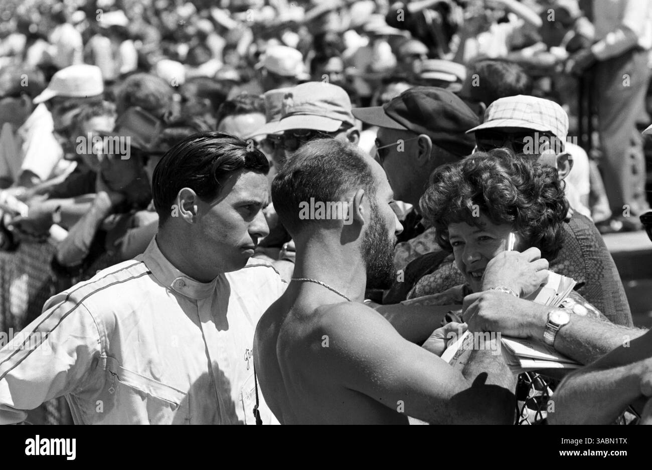 Jim Clark (GBR) à gauche et Stirling Moss (GBR) à droite, signent des autographes pour les fans. Indianapolis 500, États-Unis, 1963 (crédit image : ©Sutton Motorsports/ZUMA Press) Banque D'Images