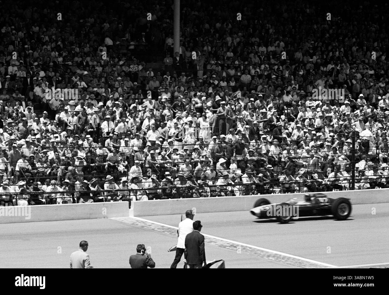 Jim Clark (GBR), 2e place remporte le drapeau..Indianapolis 500, États-Unis, 1963 (crédit image : ©Sutton Motorsports/ZUMA Press) Banque D'Images