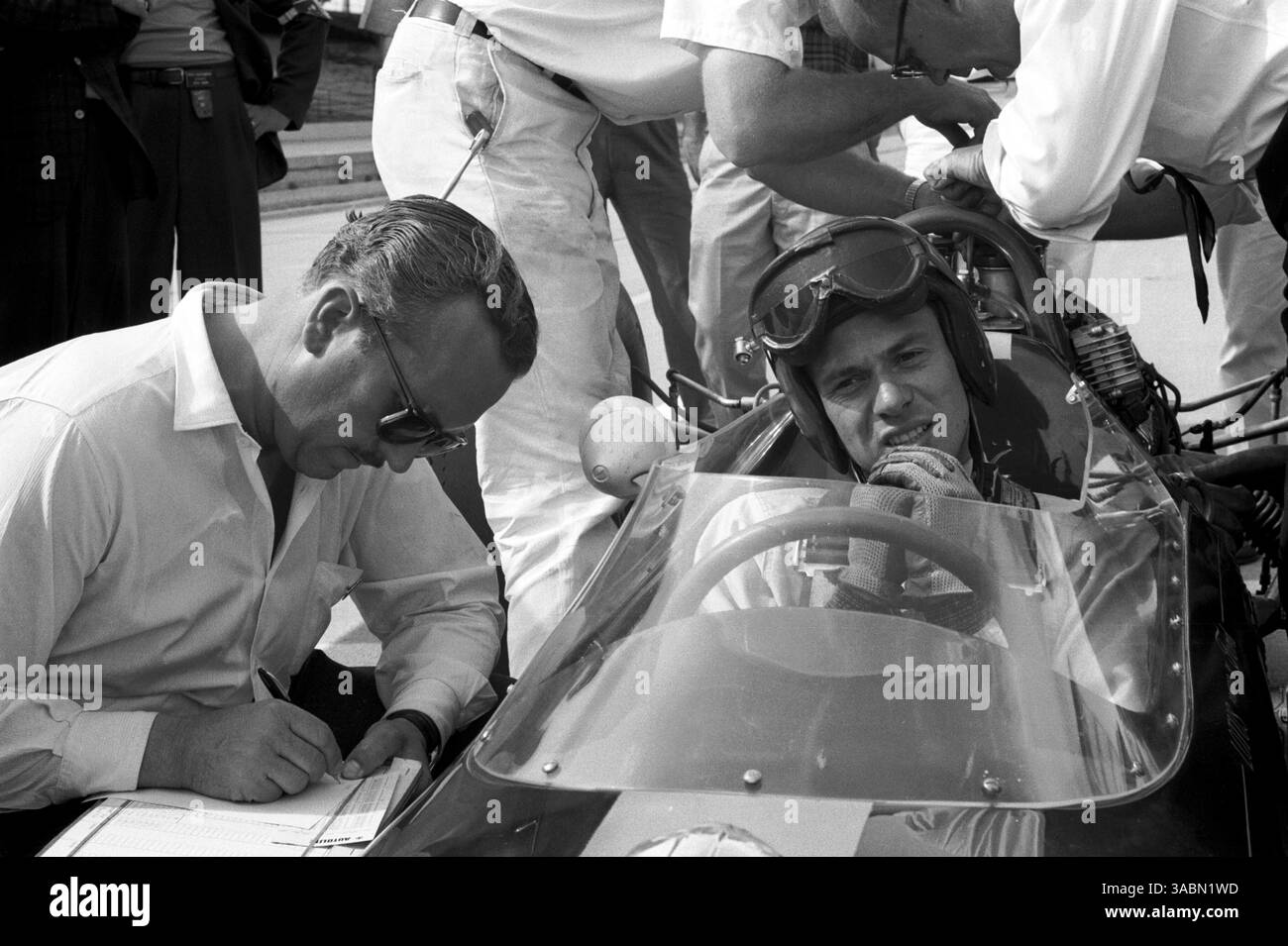 Jim Clark (GBR) 2e place Lotus 29 Ford, et Colin Chapman est parti..Indianapolis 500, 1963. (Crédit image : ©Sutton Motorsports/ZUMA Press) Banque D'Images