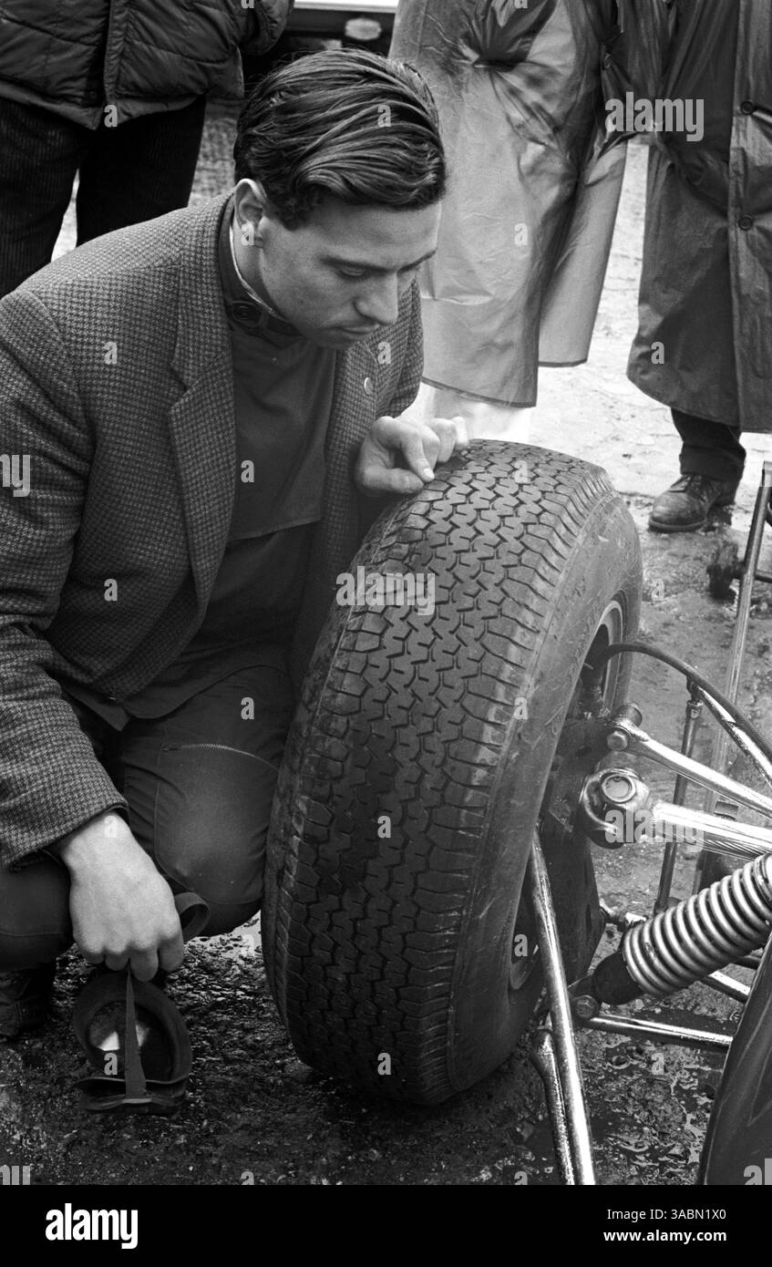 Snetterton 1963.Jim Clark (GBR) inspecte les pneus de sa Lotus (crédit image : ©Sutton Motorsports/ZUMA Press) Banque D'Images