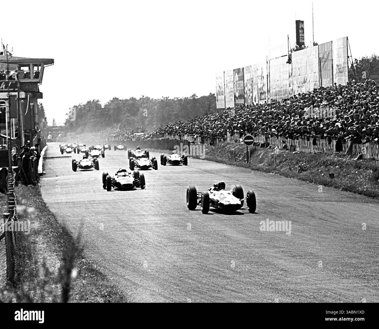 GP d'Allemagne, Nurburgring, 4 août 1963..départ, Jim Clark(2e) Lotus 25 mène (image de crédit : ©Sutton Motorsports/ZUMA Press) Banque D'Images
