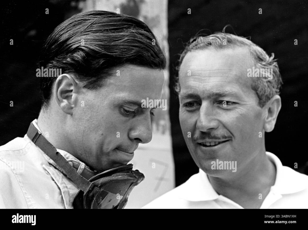 Jim Clark (GBR) discute avec Colin Chapman..GP allemand, Nurburgring, 4 août 1963 (crédit image : ©Sutton Motorsports/ZUMA Press) Banque D'Images