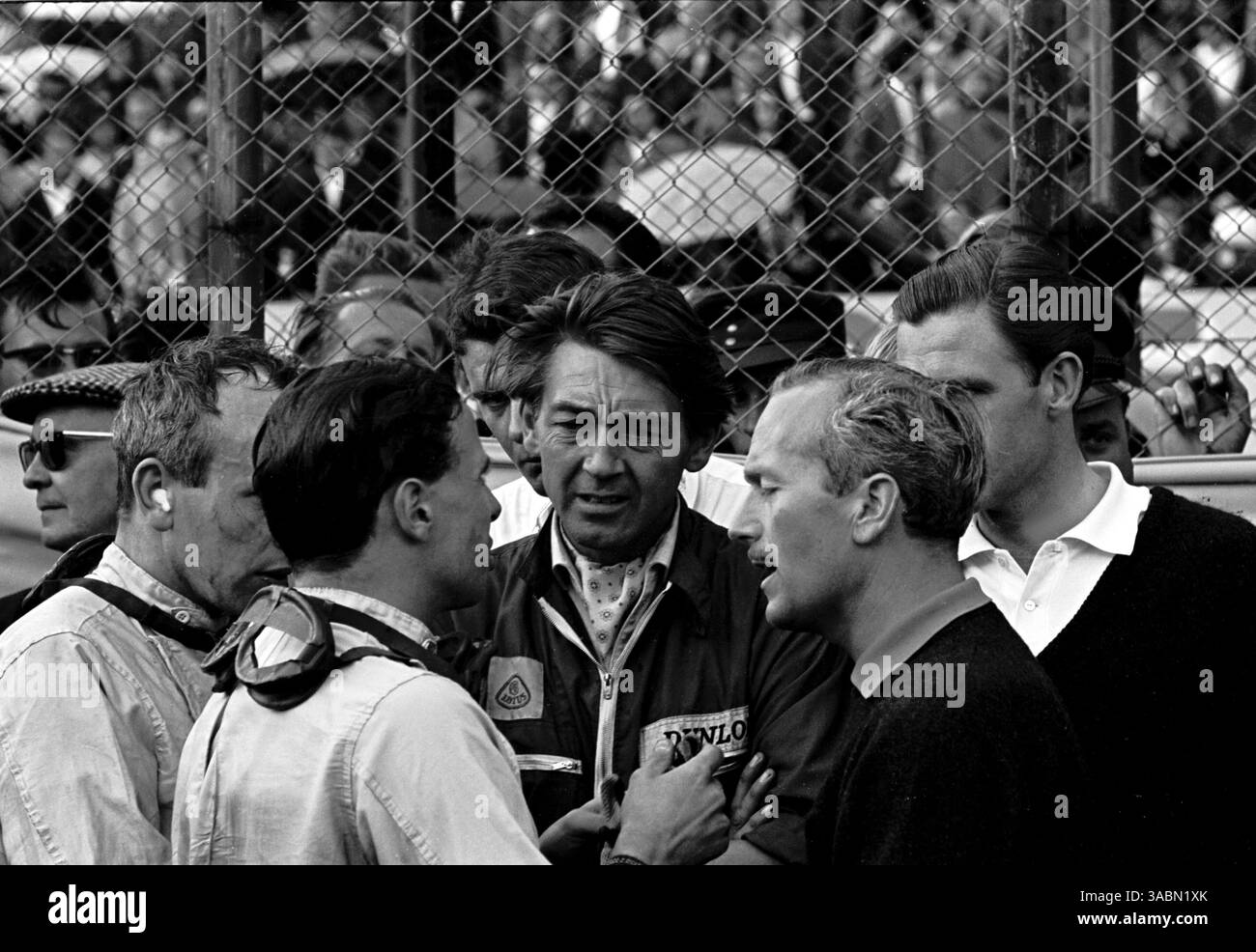 De gauche à droite, vainqueur John Surtees (GBR), Jim Clark (GBR) 2e, Lotus Chief Mechanic Jim Endruweit, Colin Chapman et Graham Hill (GBR)..GP allemand, Nurburgring, 4 août 1963 (crédit image : ©Sutton Motorsports/ZUMA Press) Banque D'Images