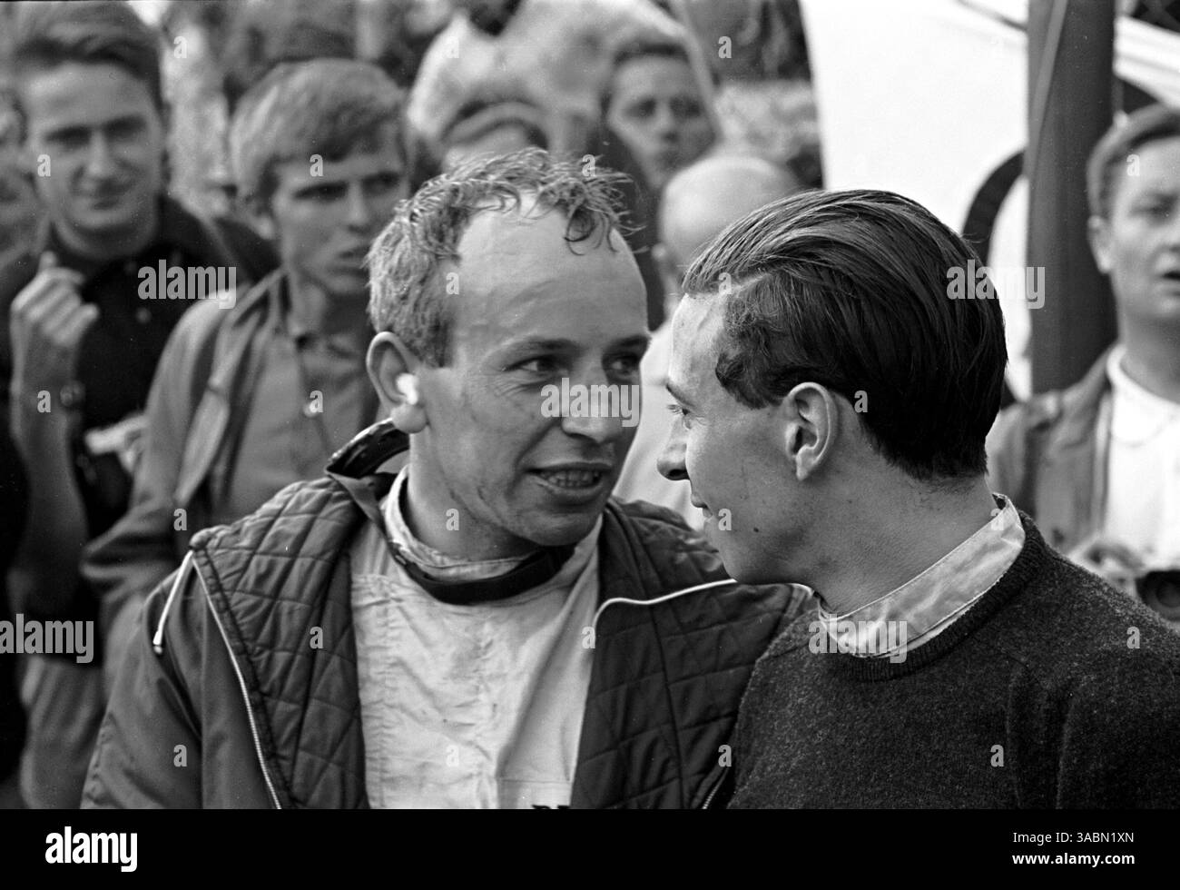 Le vainqueur John Surtees (GBR) discute avec Jim Clark (GBR) 2ème place après la course..GP allemand, Nurburgring, 4 août 1963 (image crédit : ©Sutton Motorsports/ZUMA Press) Banque D'Images
