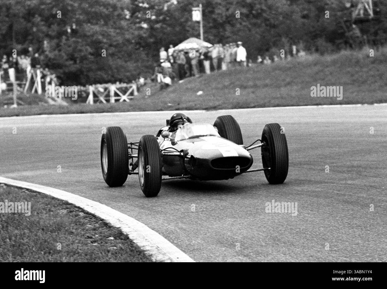 GP d'Allemagne, Nurburgring, 4 août 1963..le gagnant Jim Clark Lotus 25 donne une vague au photographe Phipps (crédit image : ©Sutton Motorsports/ZUMA Press) Banque D'Images