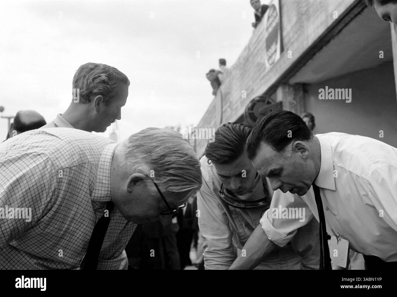 Colin Chapman, Jim Clark (GBR), centre..GP d'Italie, Monza, 8 septembre 1963 (crédit image : ©Sutton Motorsports/ZUMA Press) Banque D'Images