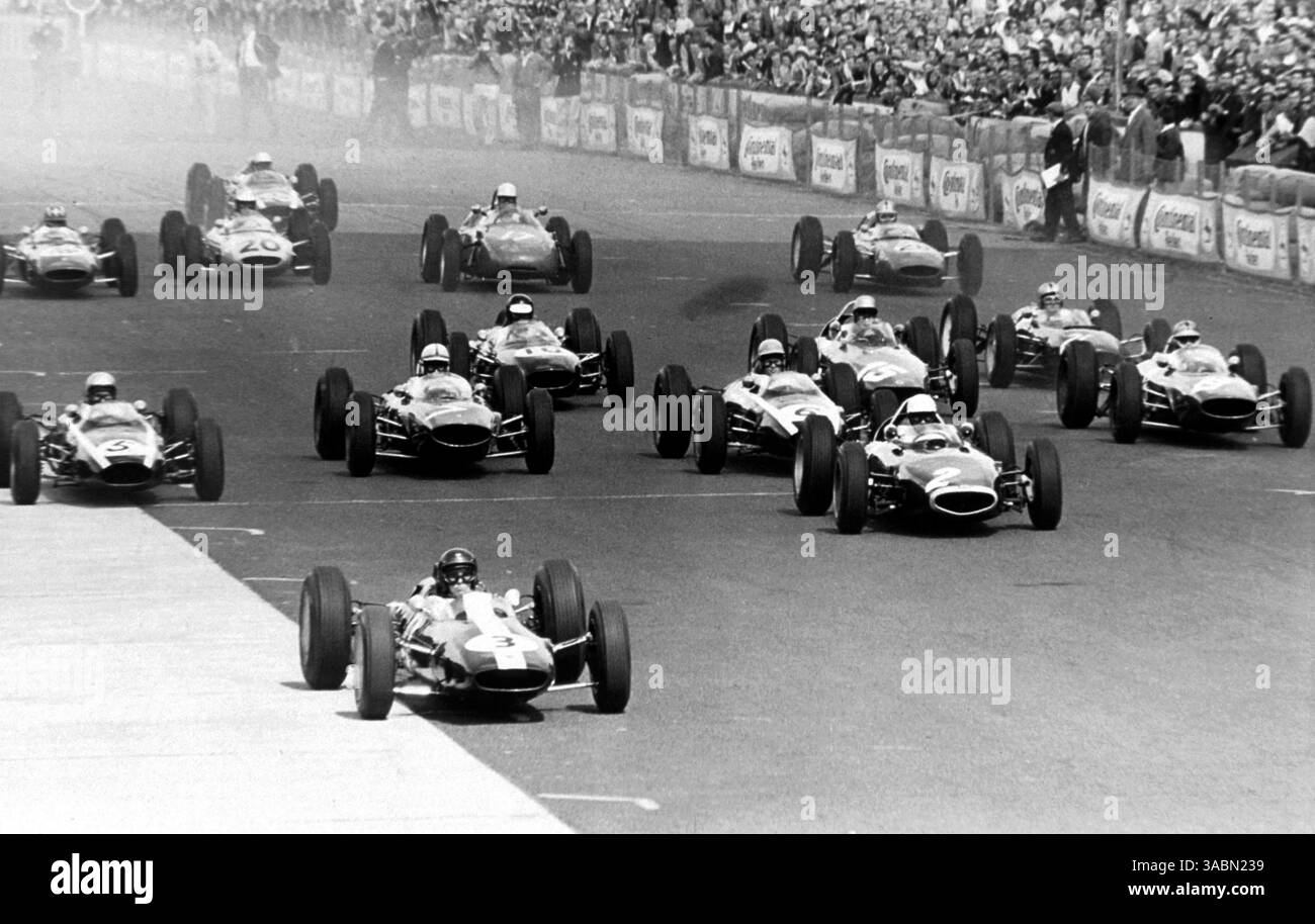 Deuxième place Jim Clark (GBR) Lotus 25 mène le peloton au départ de la course...Championnat du monde de formule 1, Grand Prix d'Allemagne, Nurburgring, 4 août 1963...catalogue Réf. : 10-202..catalogue Sutton Motorsport images catalogue (Credit image : ©Sutton Motorsports/ZUMA Press) Banque D'Images