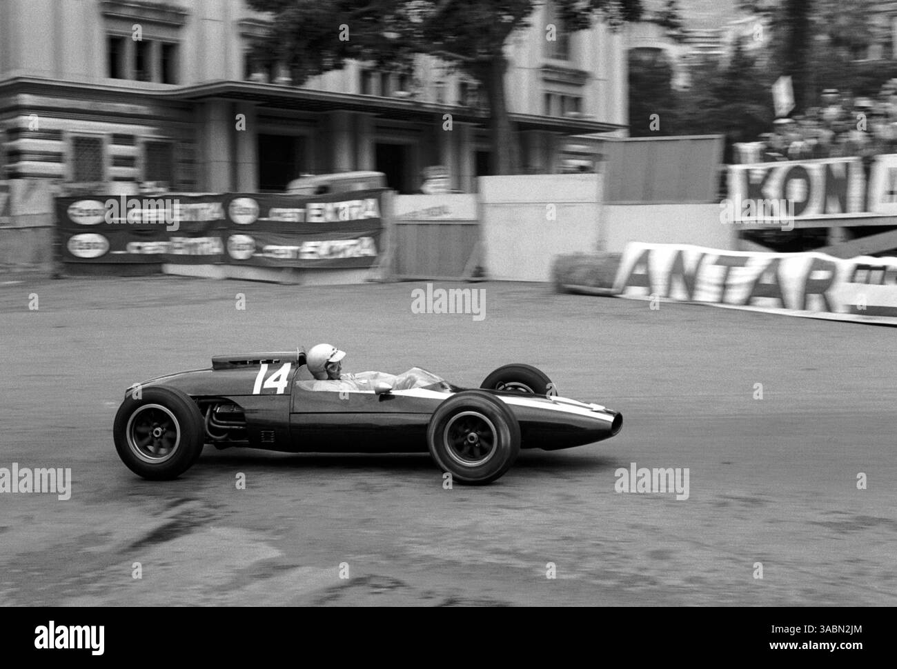 Photographie Ancienne Du Grand Prix De Monaco Avec Bruce McLaren Et Richie Ginther - Occasion Vintage