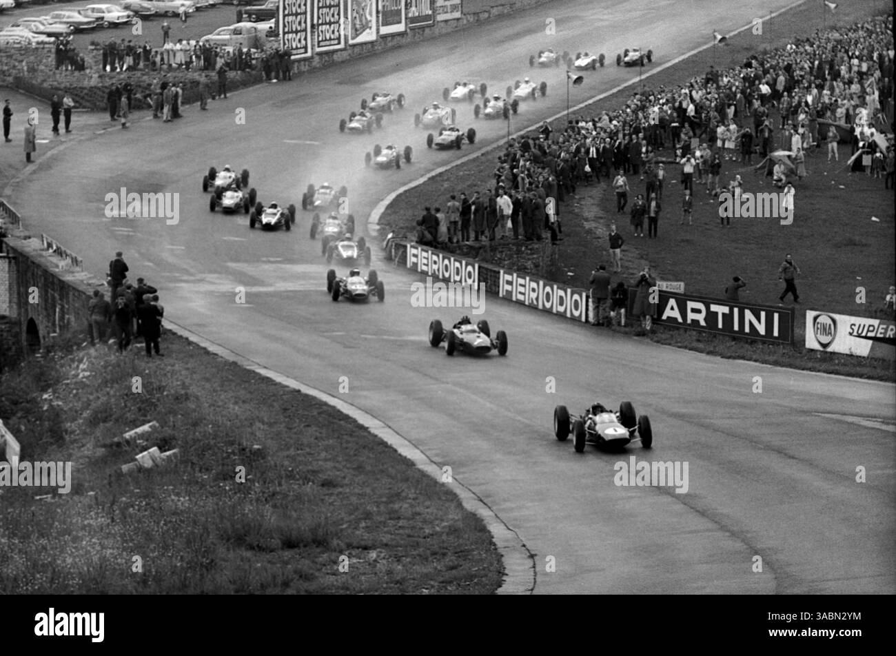 Jim Clark (GBR) Lotus 25, vainqueur de la course, a pris un départ étonnant pour passer de la huitième à la première place au moment où le terrain a atteint l'eau Rouge... Grand Prix de Belgique, Spa-Francorchamps, 9 juin 1963. (Crédit image : ©Sutton Motorsports/ZUMA Press) Banque D'Images
