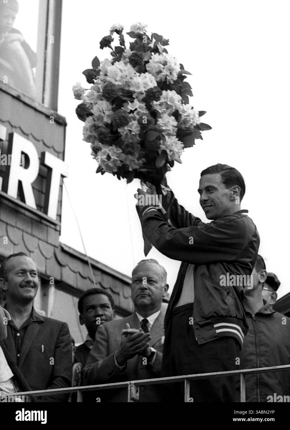 Jim Clark (GBR) Lotus célèbre sa victoire sur le podium...Grand Prix de Belgique, Spa-Francorchamps, 9 juin 1963. (Crédit image : ©Sutton Motorsports/ZUMA Press) Banque D'Images