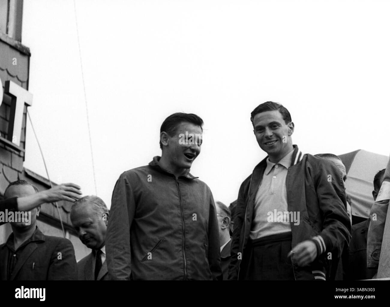 Le finisseur Bruce McLaren (NZL) Cooper (à gauche) partage un moment amusant avec le vainqueur Jim Clark (GBR) Lotus (à droite) sur le podium...Grand Prix de Belgique, Spa-Francorchamps, 9 juin 1963. (Crédit image : ©Sutton Motorsports/ZUMA Press) Banque D'Images