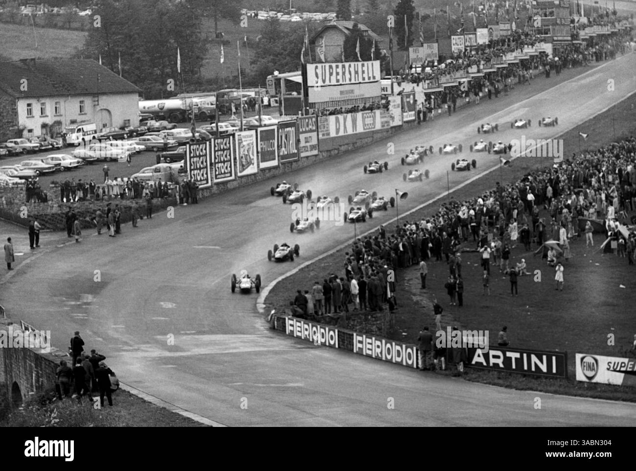 Jim Clark (GBR) Lotus 25, vainqueur de la course, a pris un départ étonnant pour passer de la huitième à la première place au moment où le terrain a atteint l'eau Rouge... Grand Prix de Belgique, Spa-Francorchamps, 9 juin 1963. (Crédit image : ©Sutton Motorsports/ZUMA Press) Banque D'Images