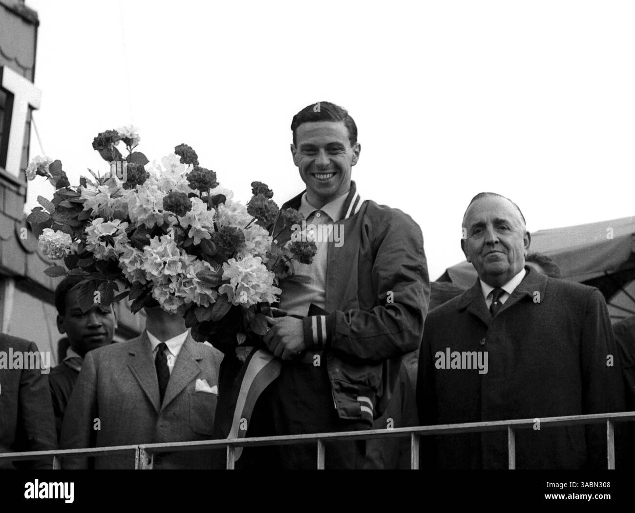 Jim Clark (GBR) Lotus célèbre sa victoire sur le podium...Grand Prix de Belgique, Spa-Francorchamps, 9 juin 1963. (Crédit image : ©Sutton Motorsports/ZUMA Press) Banque D'Images