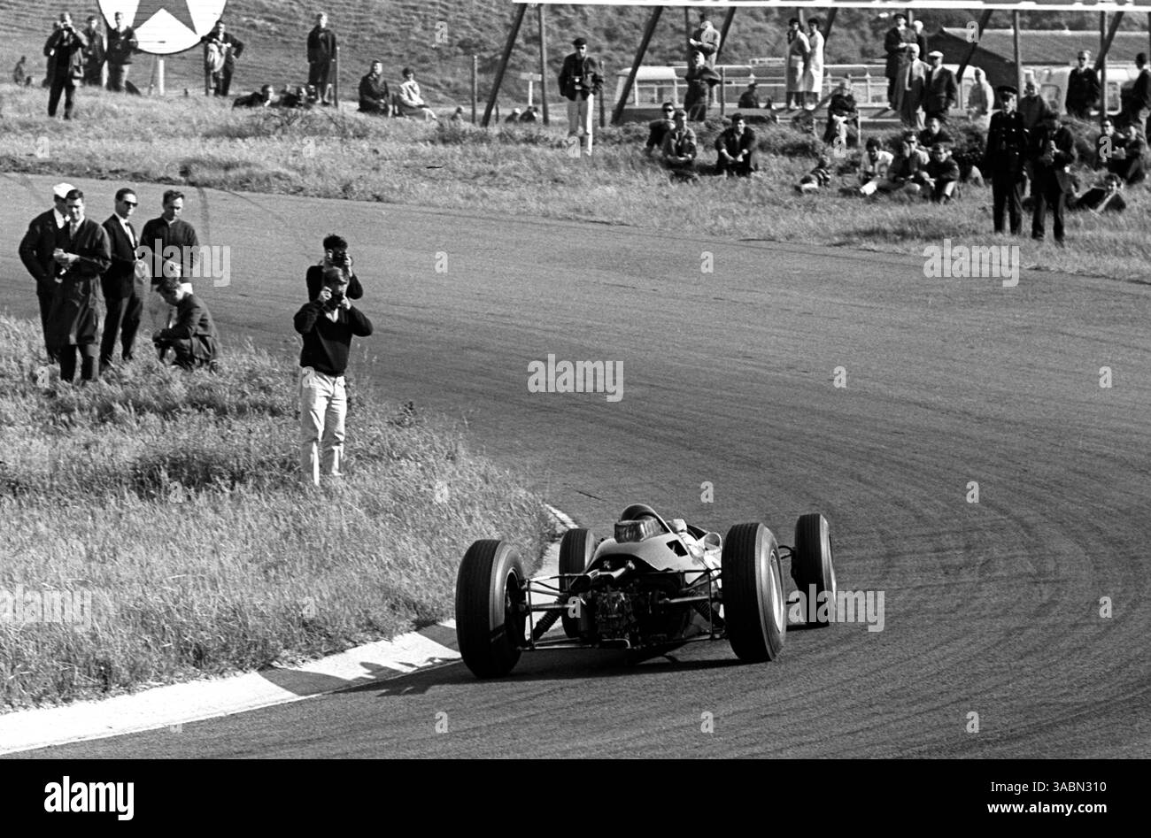 Jim Clark (GBR) Lotus 25, vainqueur de la course, voit ses progrès suivis par des photographes à l'intérieur et des spectateurs sur le bord de la piste...Grand Prix de Hollande, Zandvoort, 23 juin 1963. (Crédit image : ©Sutton Motorsports/ZUMA Press) Banque D'Images