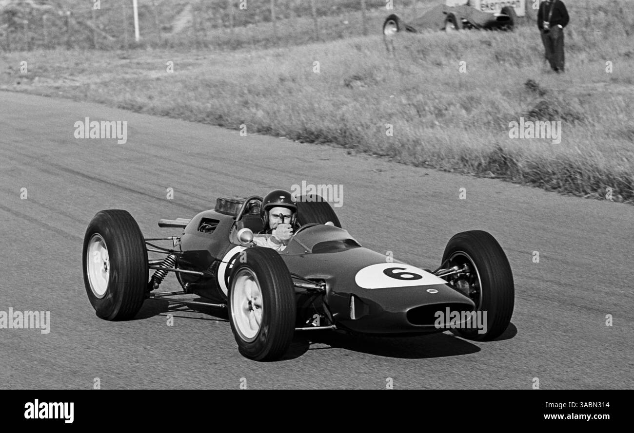Jim Clark (GBR) Lotus 25, vainqueur de la course, nous donne le coup de pouce !. Grand Prix des pays-Bas, Zandvoort, 23 juin 1963. (Crédit image : ©Sutton Motorsports/ZUMA Press) Banque D'Images