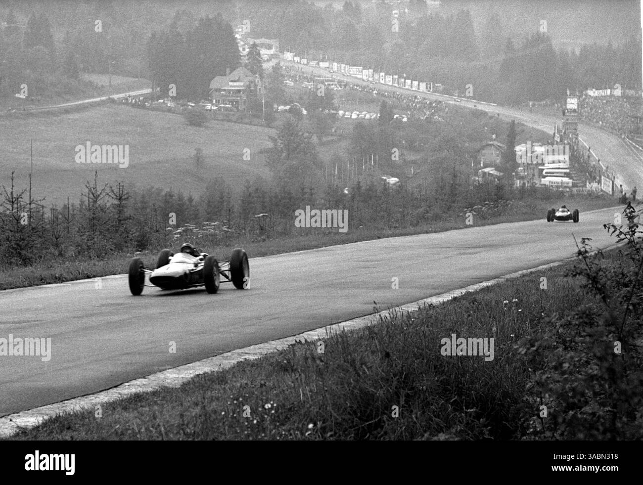 Le vainqueur Jim Clark (GBR) Lotus 25 monte de Raidillon à Kemmel, avec la course de Blanchimont à la source et l'arrivée de départ tout droit visible dans la vallée... Grand Prix de Belgique, Spa-Francorchamps, 9 juin 1963. (Crédit image : ©Sutton Motorsports/ZUMA Press) Banque D'Images