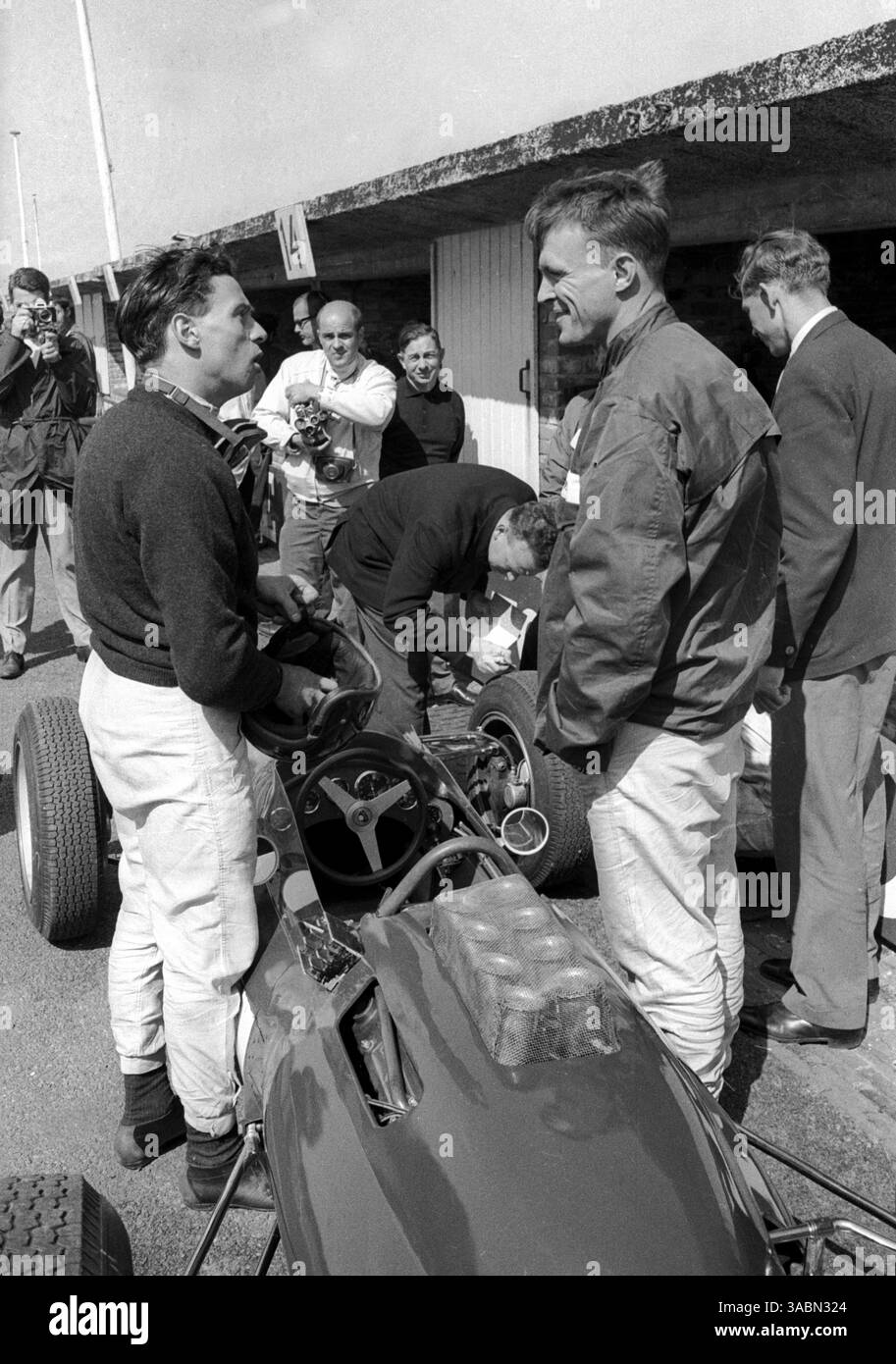 Le vainqueur Jim Clark (GBR) Lotus 25 (à gauche) a le temps de parler rapidement avec Dan Gurney (USA) Brabham (à droite), deuxième place. ..Grand Prix des pays-Bas, Zandvoort, 23 juin 1963. (Crédit image : ©Sutton Motorsports/ZUMA Press) Banque D'Images