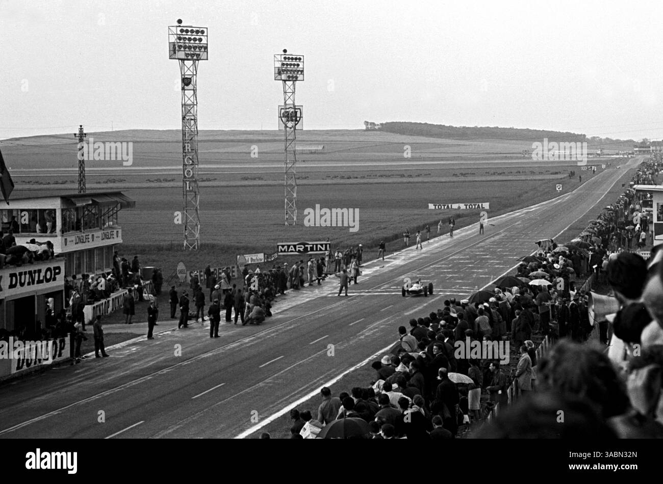 Le vainqueur de la course Jim Clark (GBR) Lotus 25 prend le drapeau à damiers à la fin de la course...Grand Prix de France, Reims, 30 juin 1963. (Crédit image : ©Sutton Motorsports/ZUMA Press) Banque D'Images