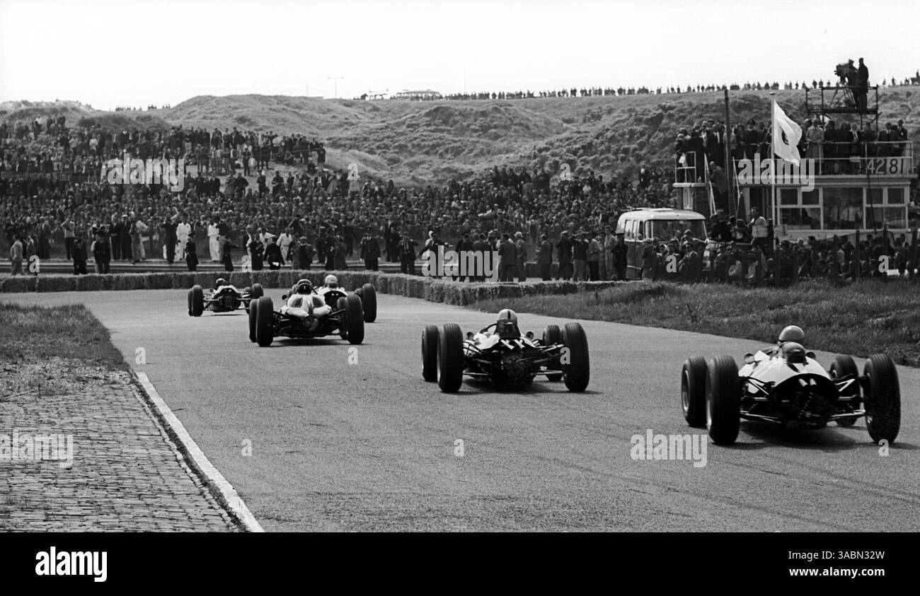 Le vainqueur de la course Jim Clark (GBR) Lotus 25 est en tête du peloton dans les premiers tours de la course... Grand Prix des pays-Bas, Zandvoort, 23 juin 1963. (Crédit image : ©Sutton Motorsports/ZUMA Press) Banque D'Images