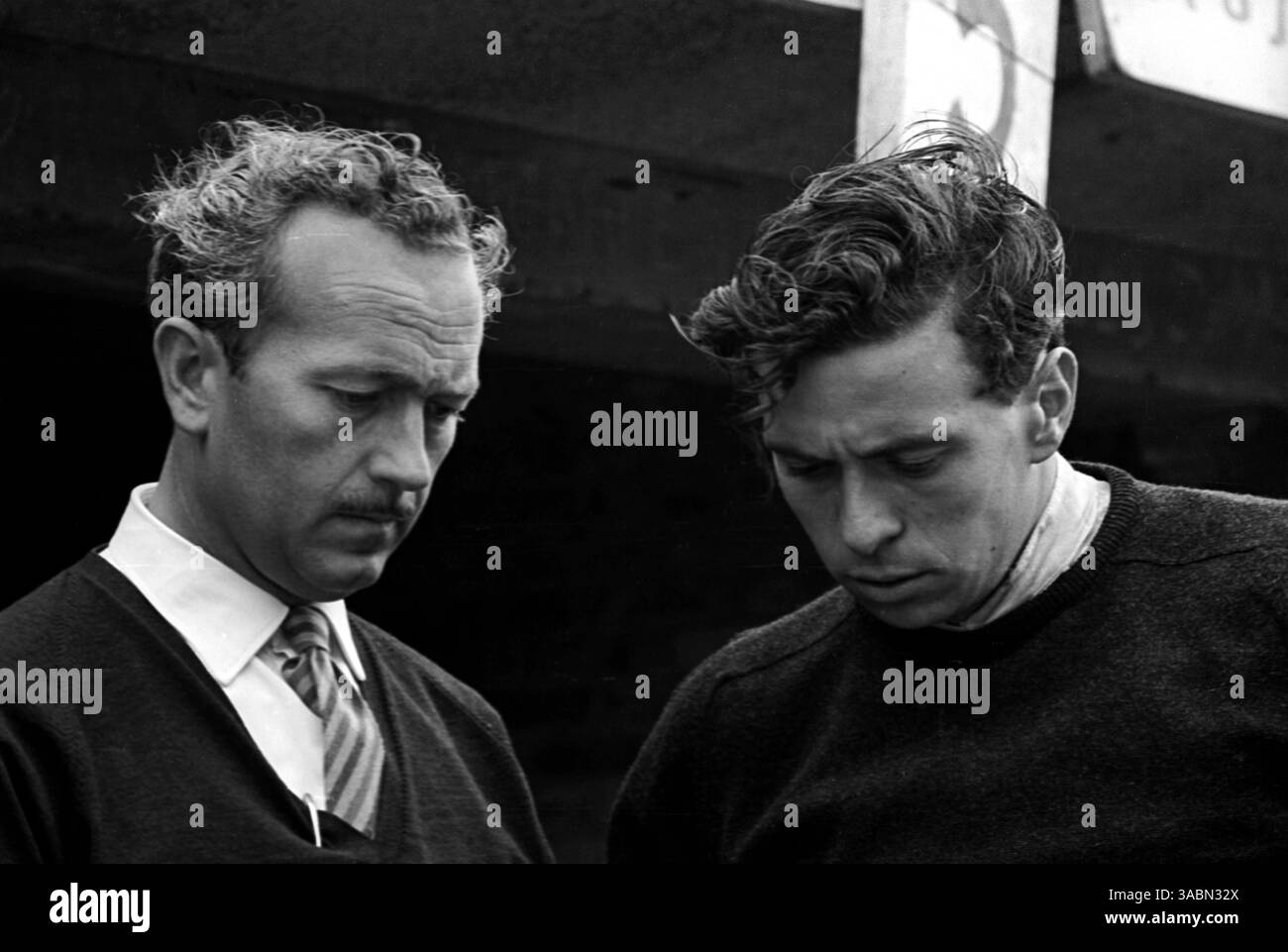 Colin Chapman (GBR) (à gauche) et son pilote numéro un Jim Clark (GBR) (à droite) n'avaient aucune raison d'avoir l'air si inquiets Ã Clark a remporté la course sur un tour de son concurrent le plus proche... Grand Prix des pays-Bas, Zandvoort, 23 juin 1963. (Crédit image : ©Sutton Motorsports/ZUMA Press) Banque D'Images