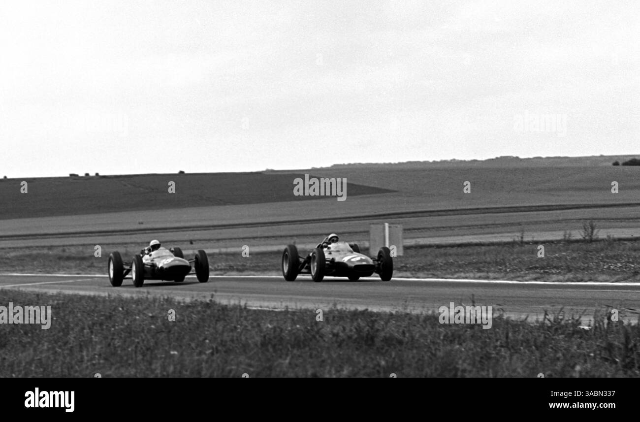 Huitième place Maurice Trintignant (FRA) Lotus 24 (à gauche) se place sur le dixième place Lorenzo Bandini (ITA) BRM P57...Grand Prix de France, Reims, 30 juin 1963. (Crédit image : ©Sutton Motorsports/ZUMA Press) Banque D'Images