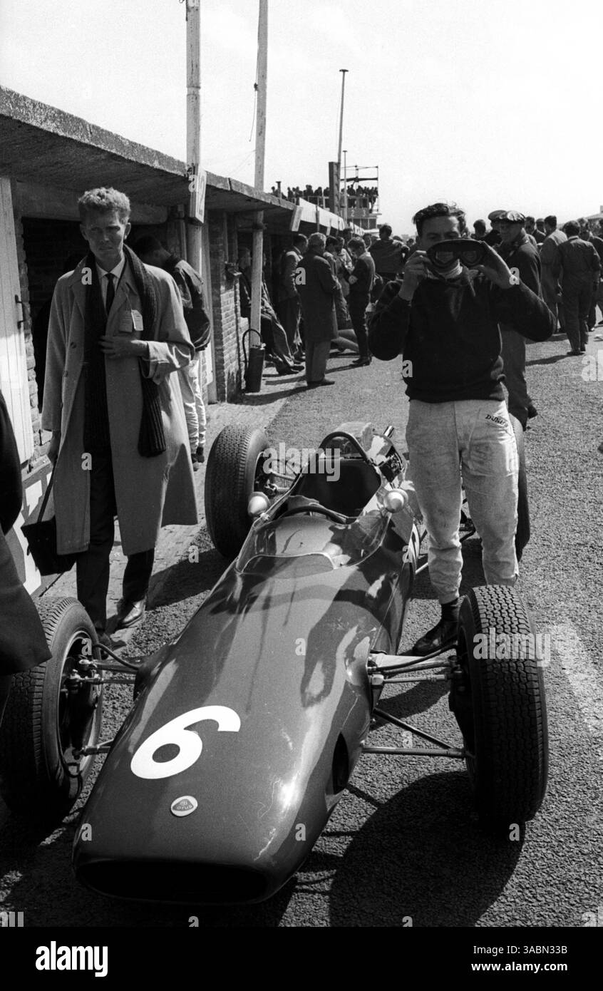 Le vainqueur de la course Jim Clark (GBR) Lotus 25 vérifie ses lunettes avant de partir sur la piste...Grand Prix de Hollande, Zandvoort, 23 juin 1963. (Crédit image : ©Sutton Motorsports/ZUMA Press) Banque D'Images