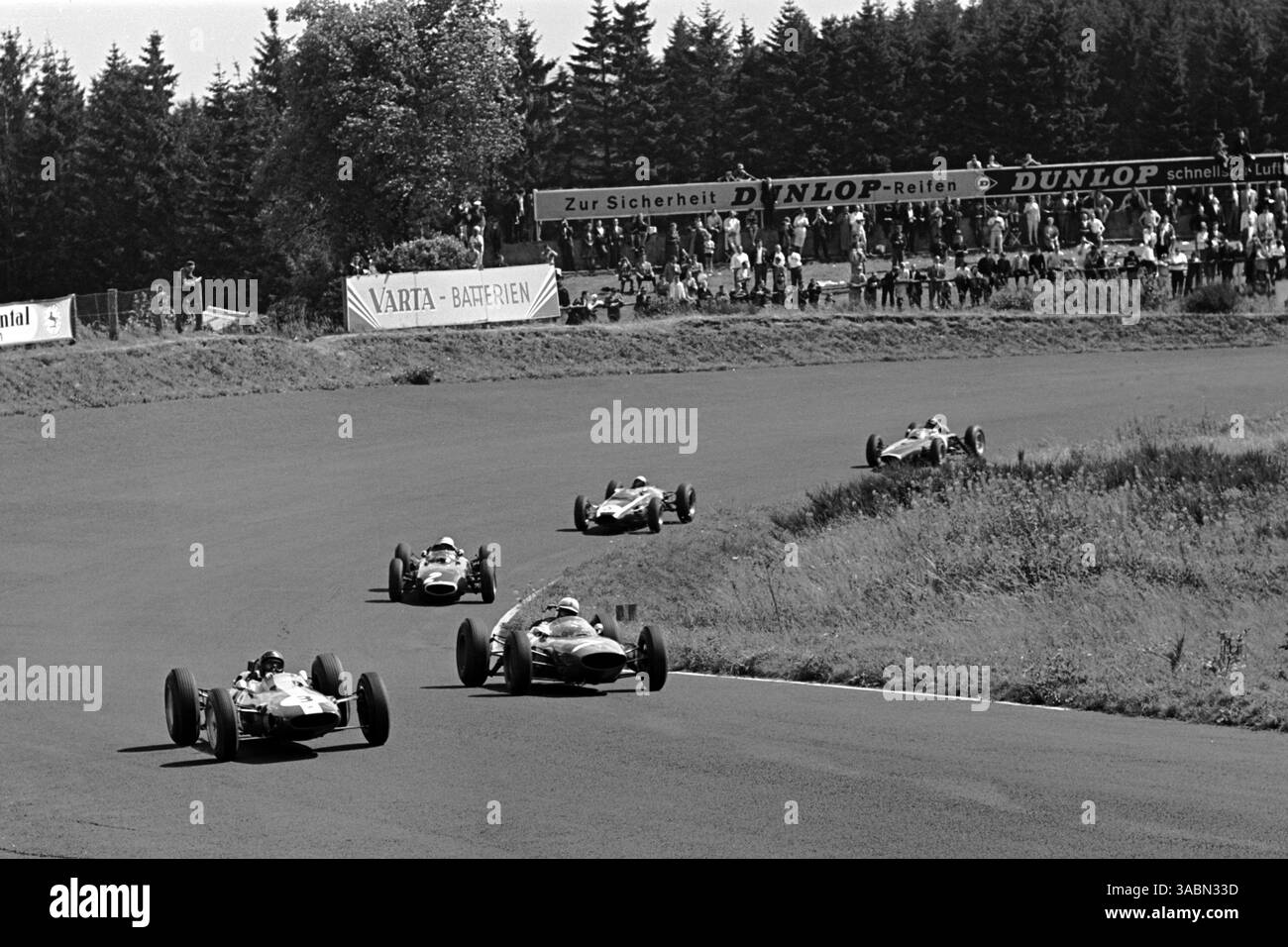Deuxième place Jim Clark (GBR) Lotus 25 (à gauche) mène le vainqueur John Surtees (GBR) Ferrari 156 (à droite)...Grand Prix d'Allemagne, Nurburgring, 4 août 1963. (Crédit image : ©Sutton Motorsports/ZUMA Press) Banque D'Images