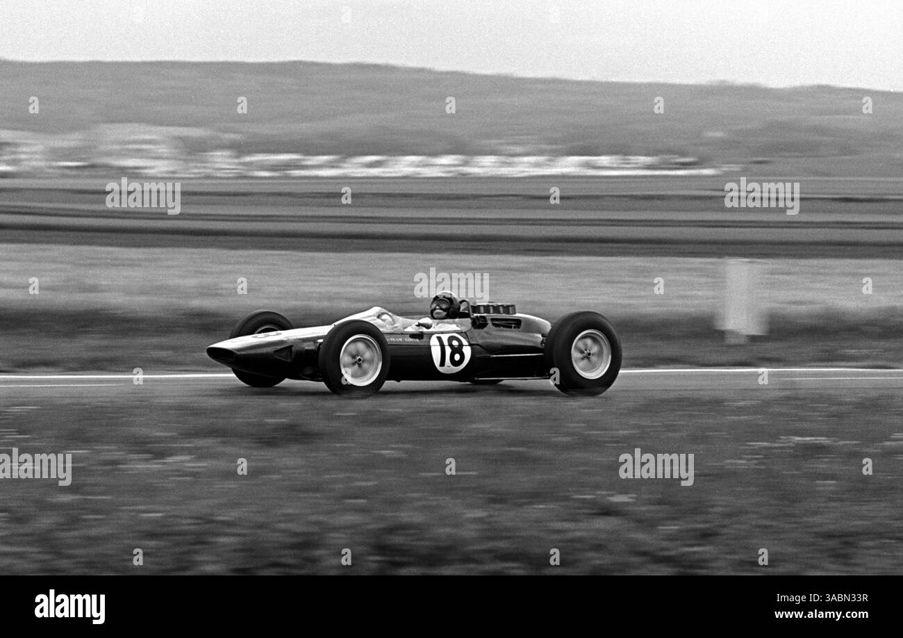 Vainqueur de la course Jim Clark (GBR) Lotus 25 regarde vers le ciel, peut-être pour voir les nuages de tempête imminents ?..Grand Prix de France, Reims, 30 juin 1963. (Crédit image : ©Sutton Motorsports/ZUMA Press) Banque D'Images