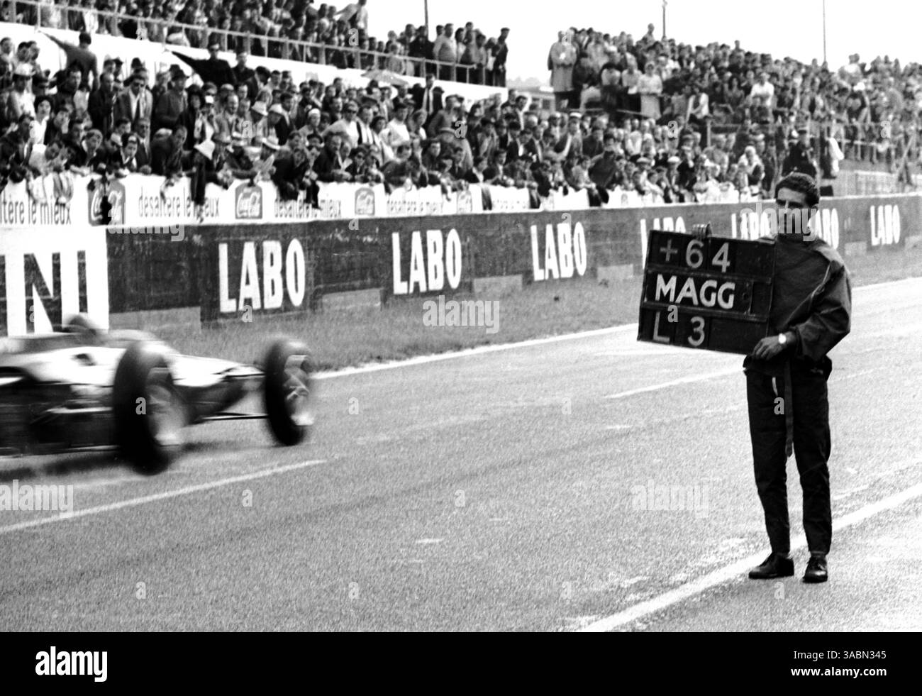 Un pit board informe Jim Clark (GBR) Lotus 25 qu'il reste trois tours à faire et qu'il a une grande avance sur le finisseur Tony Maggs (RSA)..Grand Prix de France, Reims, 30 juin 1963. (Crédit image : ©Sutton Motorsports/ZUMA Press) Banque D'Images