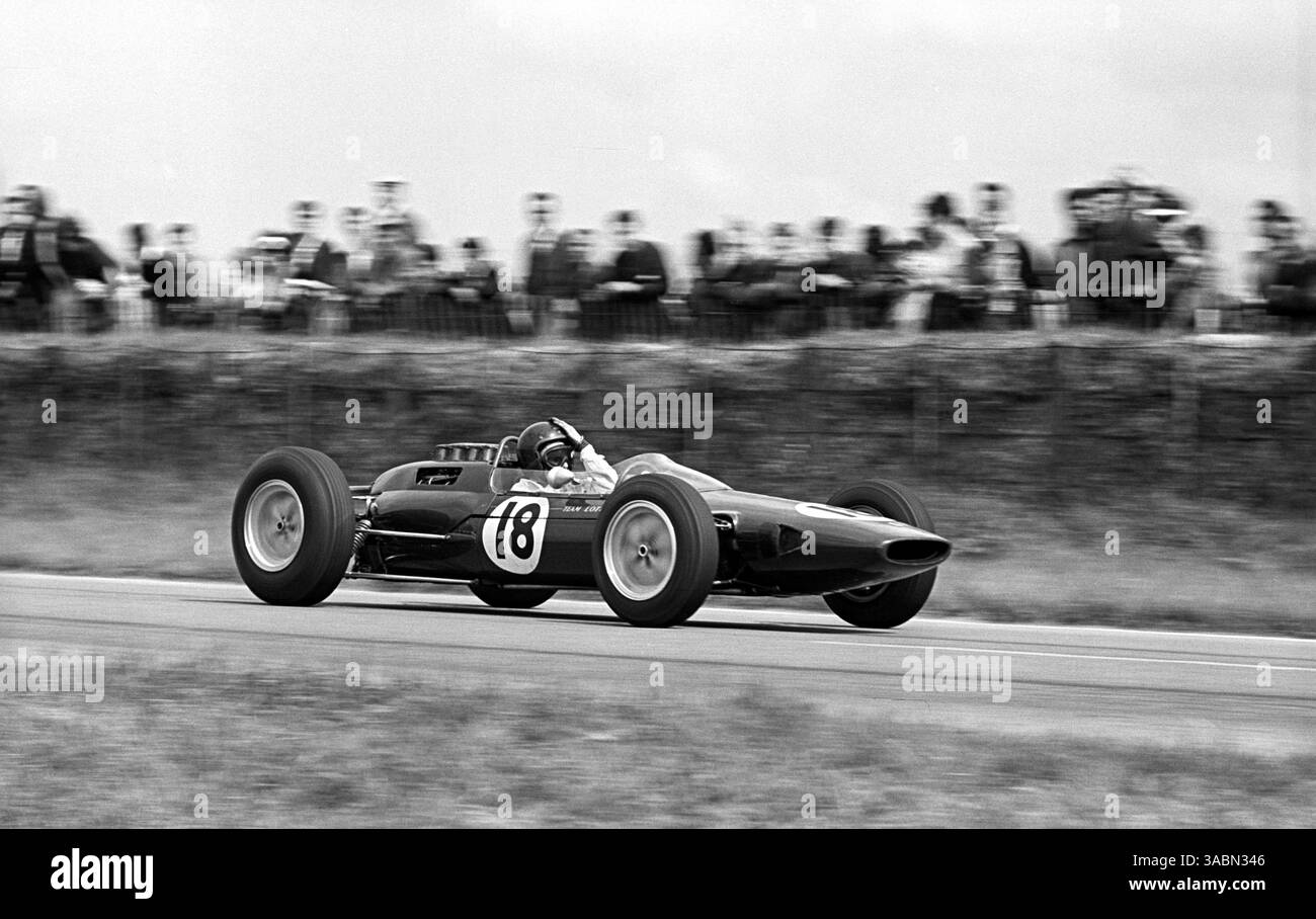 Le vainqueur de la course Jim Clark (GBR) Lotus 25 vérifie que sa tête est toujours là...Grand Prix de France, Reims, 30 juin 1963. (Crédit image : ©Sutton Motorsports/ZUMA Press) Banque D'Images