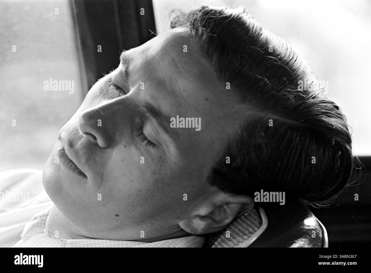 Jim Clark (GBR) Lotus trouve le temps de se détendre avant de terminer deuxième sur le circuit le plus exigeant au monde... Grand Prix d'Allemagne, Nurburgring, 4 août 1963. (Crédit image : ©Sutton Motorsports/ZUMA Press) Banque D'Images