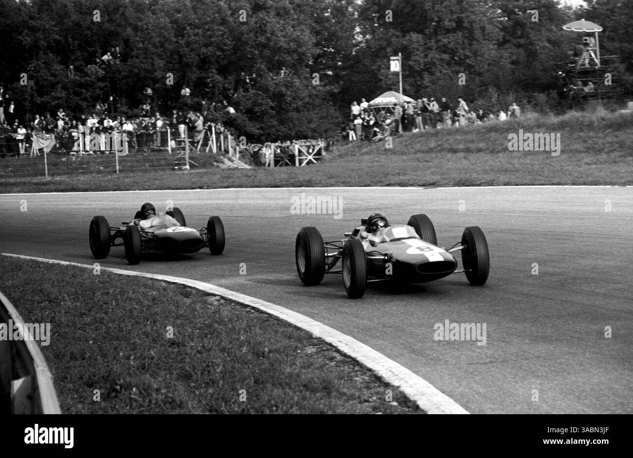 Le vainqueur de course Jim Clark (GBR) Lotus 25 mène Dan Gurney (USA) Brabham BT7 qui a été classé quatorzième après avoir pris sa retraite avec des problèmes d'injection de carburant... Grand Prix d'Italie, Monza, 8 septembre 1963. (Crédit image : ©Sutton Motorsports/ZUMA Press) Banque D'Images