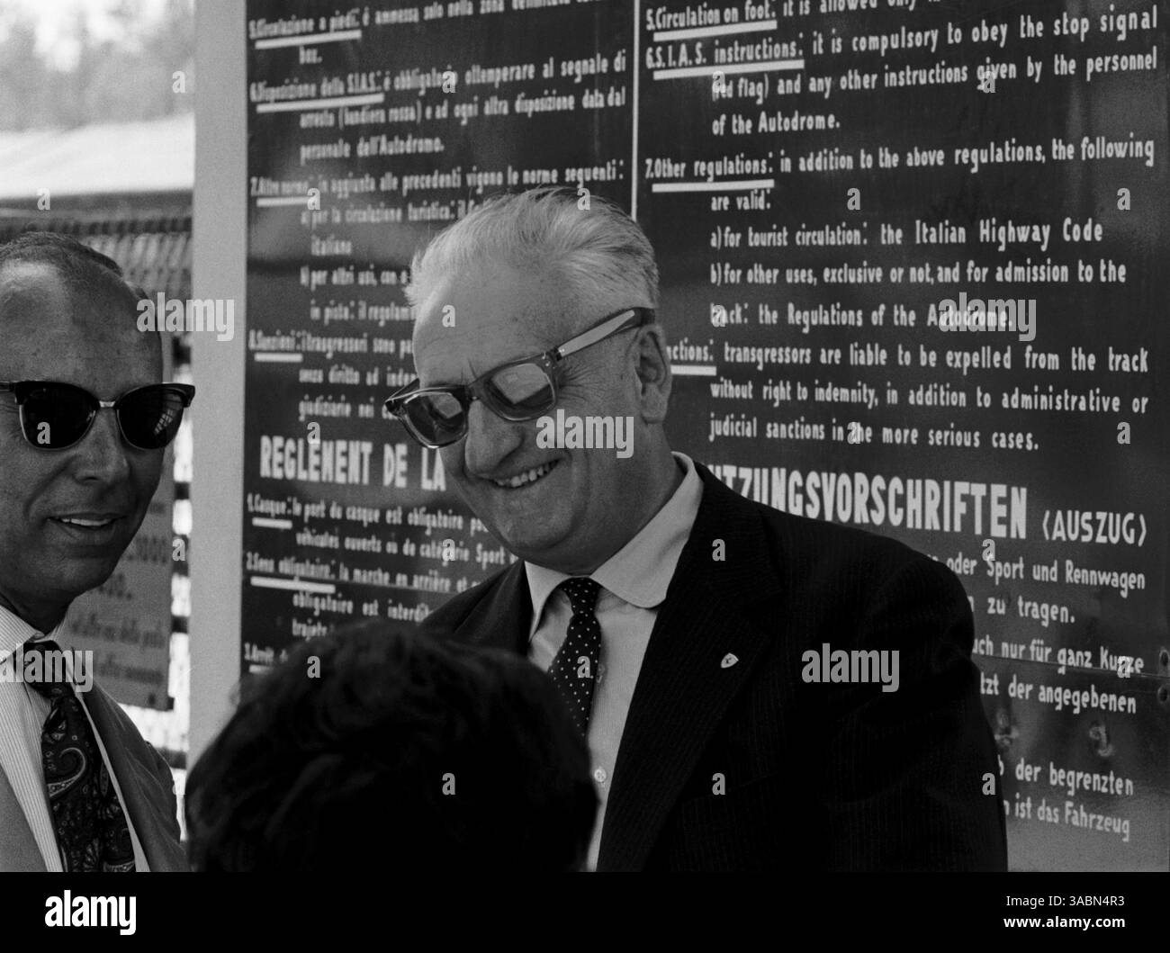 Enzo Ferrari était présent pour voir Phil Hill (USA) décrocher le Championnat des pilotes pour son équipe Ferrari, mais malheureusement aussi a vu Wolfgang von Trips (GER) impliqué dans un accident mortel... Grand Prix d'Italie, Monza, 10 septembre 1961. (Crédit image : ©Sutton Motorsports/ZUMA Press) Banque D'Images