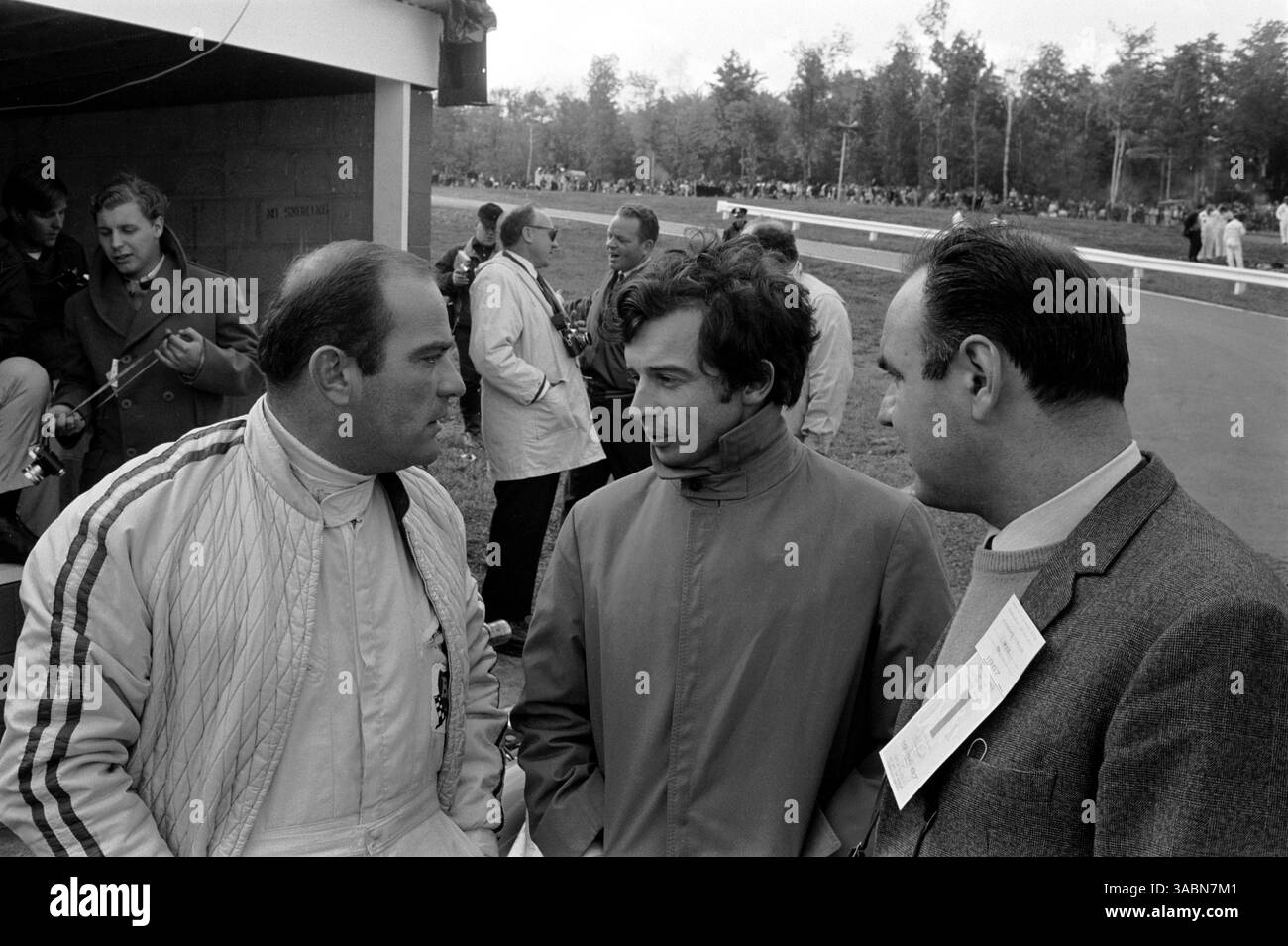 À gauche : Guy Ligier (FRA) et Jean Pierre Beltoise (FRA) centre...Championnat du monde de formule 1, GP américain, Watkins Glen, 1er octobre 1967 (crédit image : ©Sutton Motorsports/ZUMA Press) Banque D'Images
