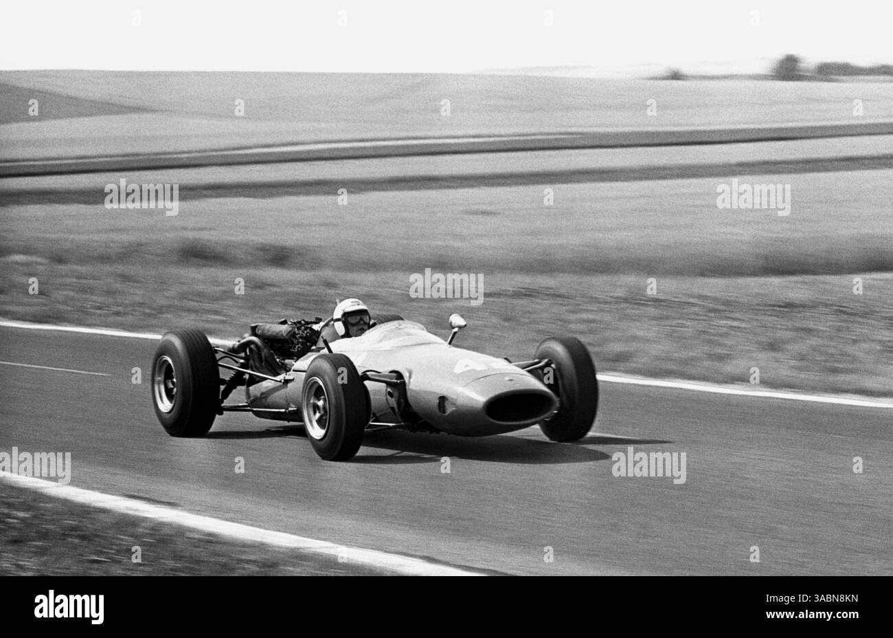 Guy Ligier (FRA) Cooper T81 n'a pas parcouru assez de tours pour être classé comme finisseur...Grand Prix de France, Reims, 3 juillet 1966. (Crédit image : ©Sutton Motorsports/ZUMA Press) Banque D'Images