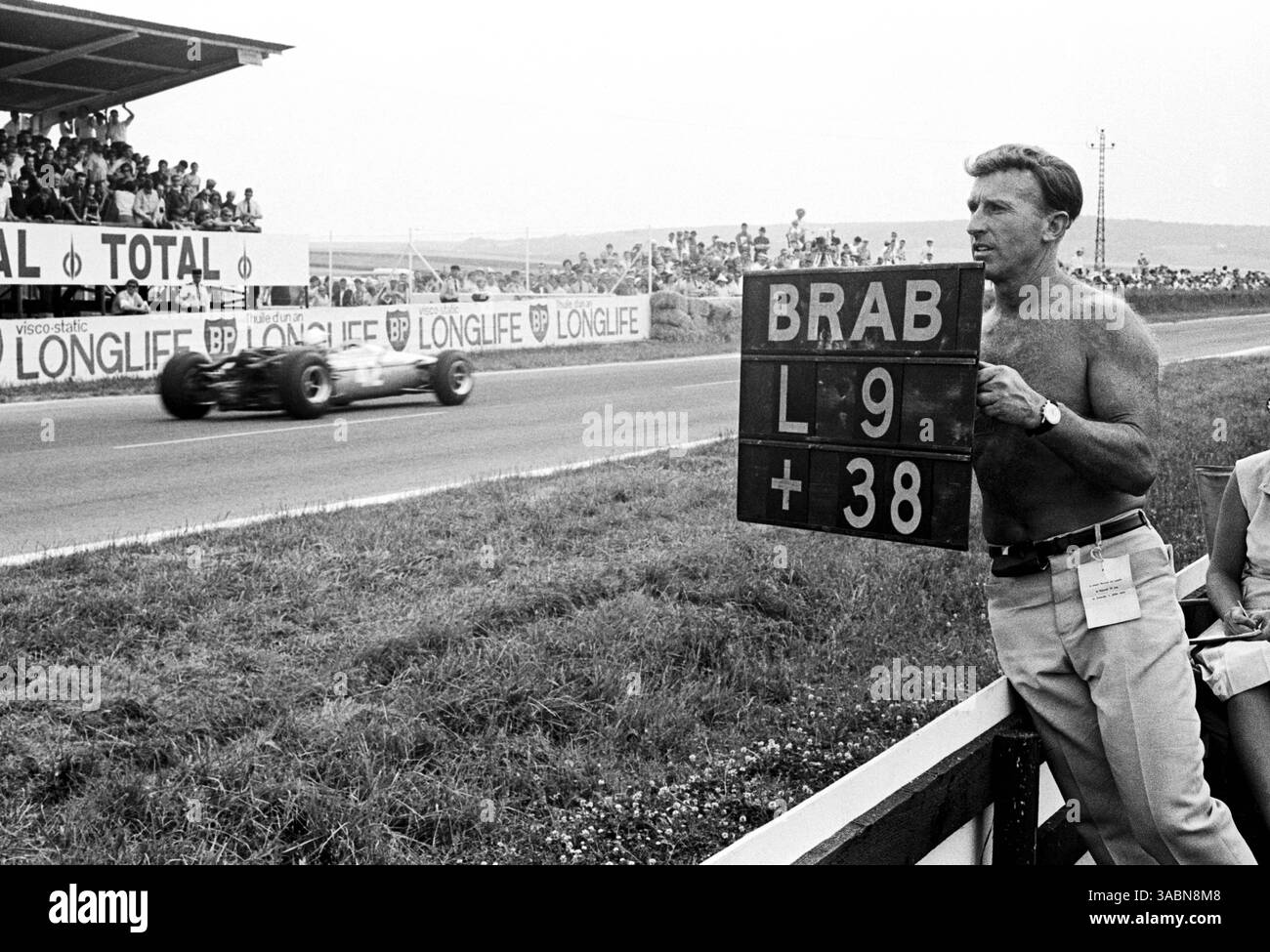 Le non classé Guy Ligier (FRA) Cooper T81 passe les stands alors que le pit board est accroché pour le vainqueur de course Jack Brabham (AUS) Brabham...Grand Prix de France, Reims, 3 juillet 1966. (Crédit image : ©Sutton Motorsports/ZUMA Press) Banque D'Images