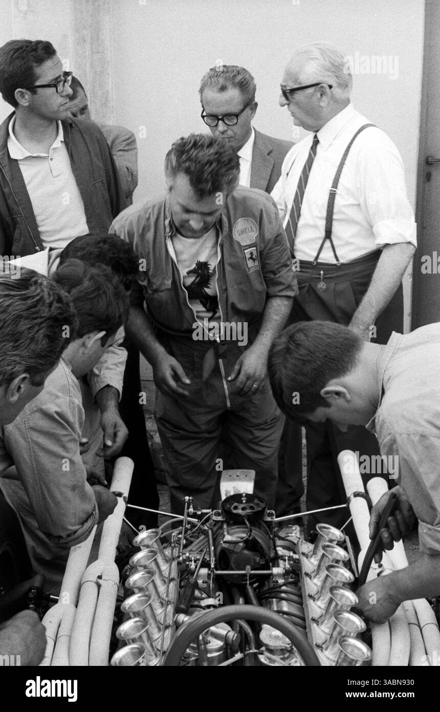 Alors que les mécaniciens Ferrari préparent la Ferrari 312Ãs, vainqueur de la course, Mauro Forghieri (ITA) Ferrari Designer (à gauche) et Enzo Ferrari (ITA) Ferrari Team Owner (à droite) parlent... Grand Prix d'Italie Monza, 4 septembre 1966. (Crédit image : ©Sutton Motorsports/ZUMA Press) Banque D'Images