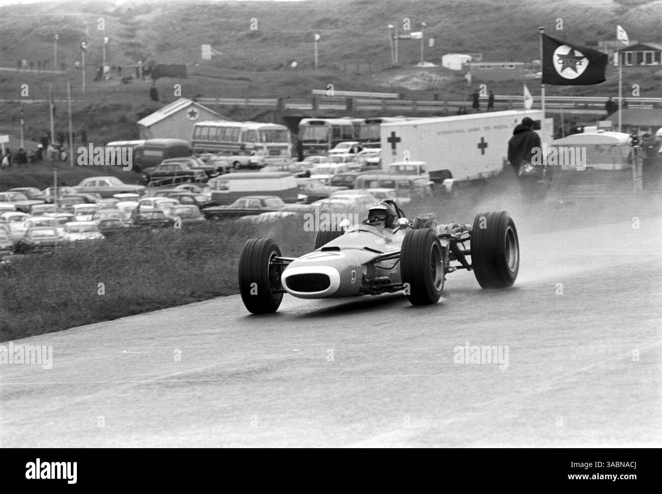 Jean-Pierre Beltoise (FRA) Matra MS11 a terminé deuxième en grande partie grâce à ses pneus Dunlop Ã”super-wetÃ Ã chacun avec des canaux de drainage taillés à la main sur la circonférence Ã offrant une excellente adhérence sur chaussée mouillée. ..Grand Prix des pays-Bas, Zandvoort, 23 juin 1968. (Crédit image : ©Sutton Motorsports/ZUMA Press) Banque D'Images