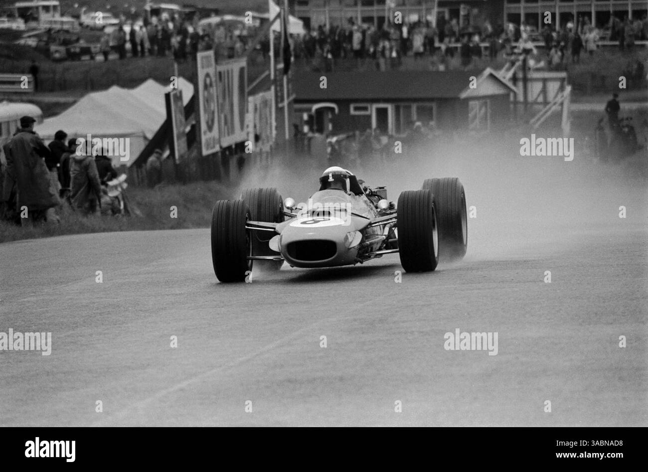 Jackie Stewart (GBR) Matra MS10 a gagné superbement dans des conditions très humides, malgré une douleur considérable due à une fracture du poignet. Il a été aidé par ses pneus Dunlop Ã”super-wetÃ Ã chacun avec des canaux de drainage taillés à la main sur la circonférence Ã offrant une excellente adhérence. Jackie Stewart et DunlopÃs remportent la première victoire en deux saisons. ..Grand Prix des pays-Bas, Zandvoort, 23 juin 1968. (Crédit image : ©Sutton Motorsports/ZUMA Press) Banque D'Images