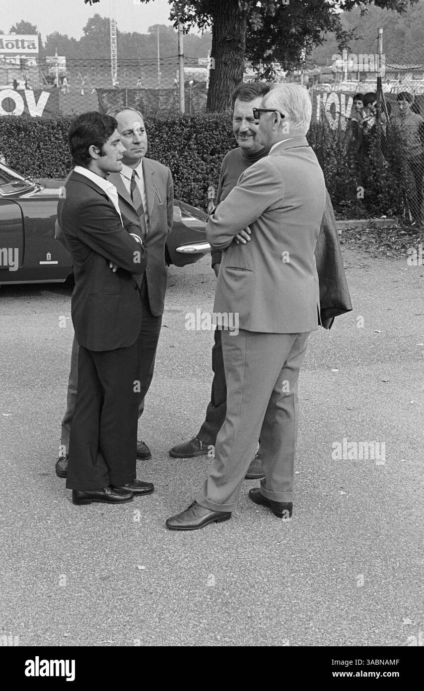 Enzo Ferrari, premier plan à droite, s’entretient avec le multiple champion du monde moto Giacomo Agostini(ITA), premier plan à gauche..GP d’Italie, Monza, 8 septembre 1968 (crédit image : ©Sutton Motorsports/ZUMA Press) Banque D'Images