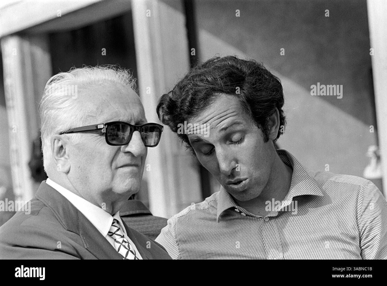 Enzo Ferrari a fait sa visite habituelle à Monza pendant l'entraînement, ici avec Mauro Forghieri en mode révérentiel profond !..GP italien, Monza, 5 septembre 1971 (crédit image : ©Sutton Motorsports/ZUMA Press) Banque D'Images