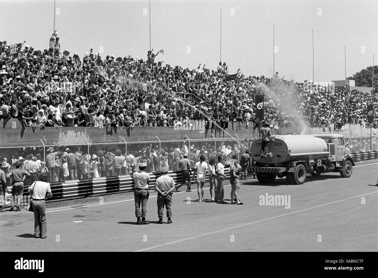 Les canons à eau ont été utilisés non pas comme contrôle des foules, mais comme moyen de garder les fans au frais dans la chaleur intense ! !..GP brésilien, Interlagos, 11 février 1973 (crédit image : ©Sutton Motorsports/ZUMA Press) Banque D'Images