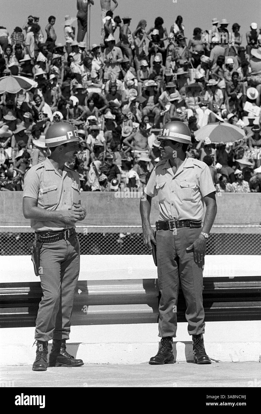 Comme d'habitude en Amérique du Sud, le contrôle des foules était entre les mains de la police militaire..GP brésilien, Interlagos, 11 février 1973 (crédit image : ©Sutton Motorsports/ZUMA Press) Banque D'Images