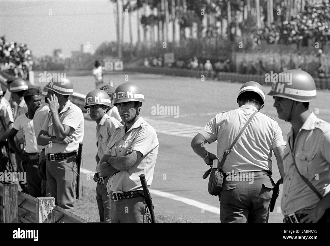 Comme d'habitude en Amérique du Sud, le contrôle des foules était entre les mains de la police militaire..GP brésilien, Interlagos, 11 février 1973 (crédit image : ©Sutton Motorsports/ZUMA Press) Banque D'Images