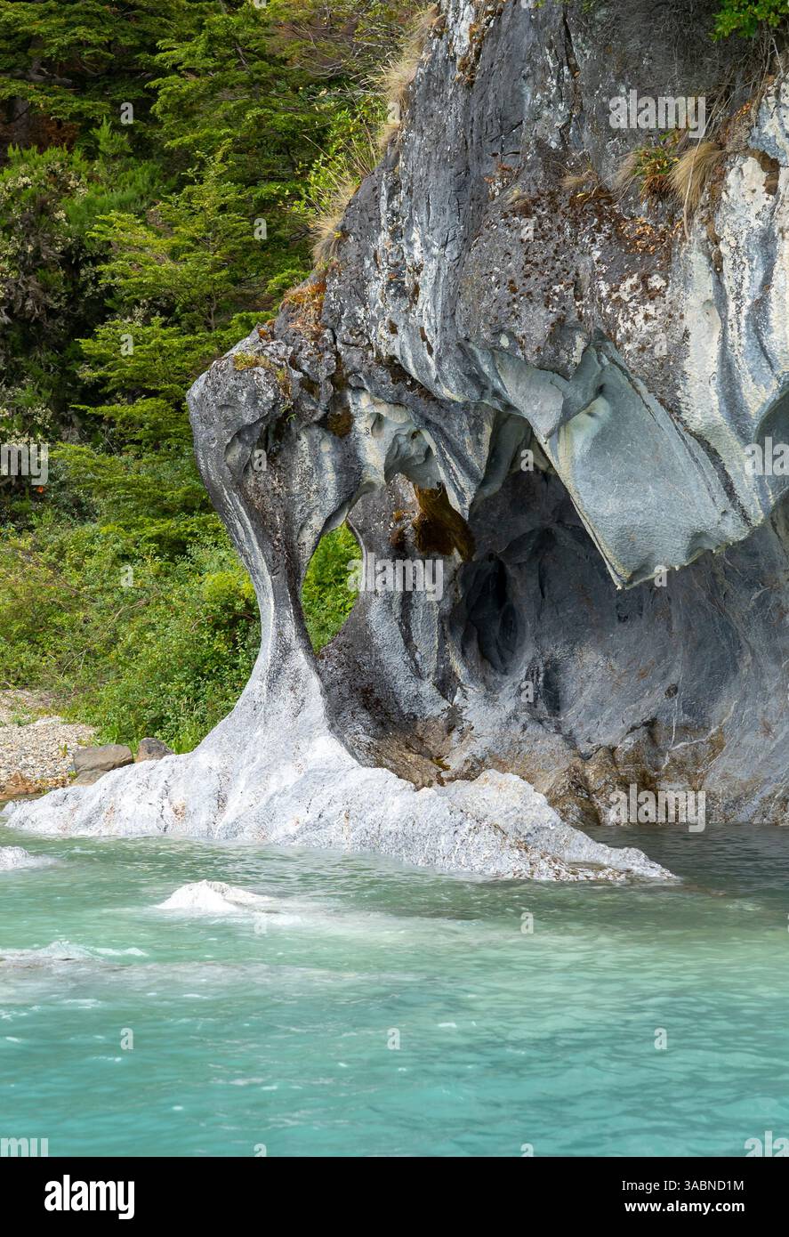 Vue du profil de la tête d'éléphant aux grottes de marbre sur le lac général Carrera, Patagonie, Chili. Banque D'Images