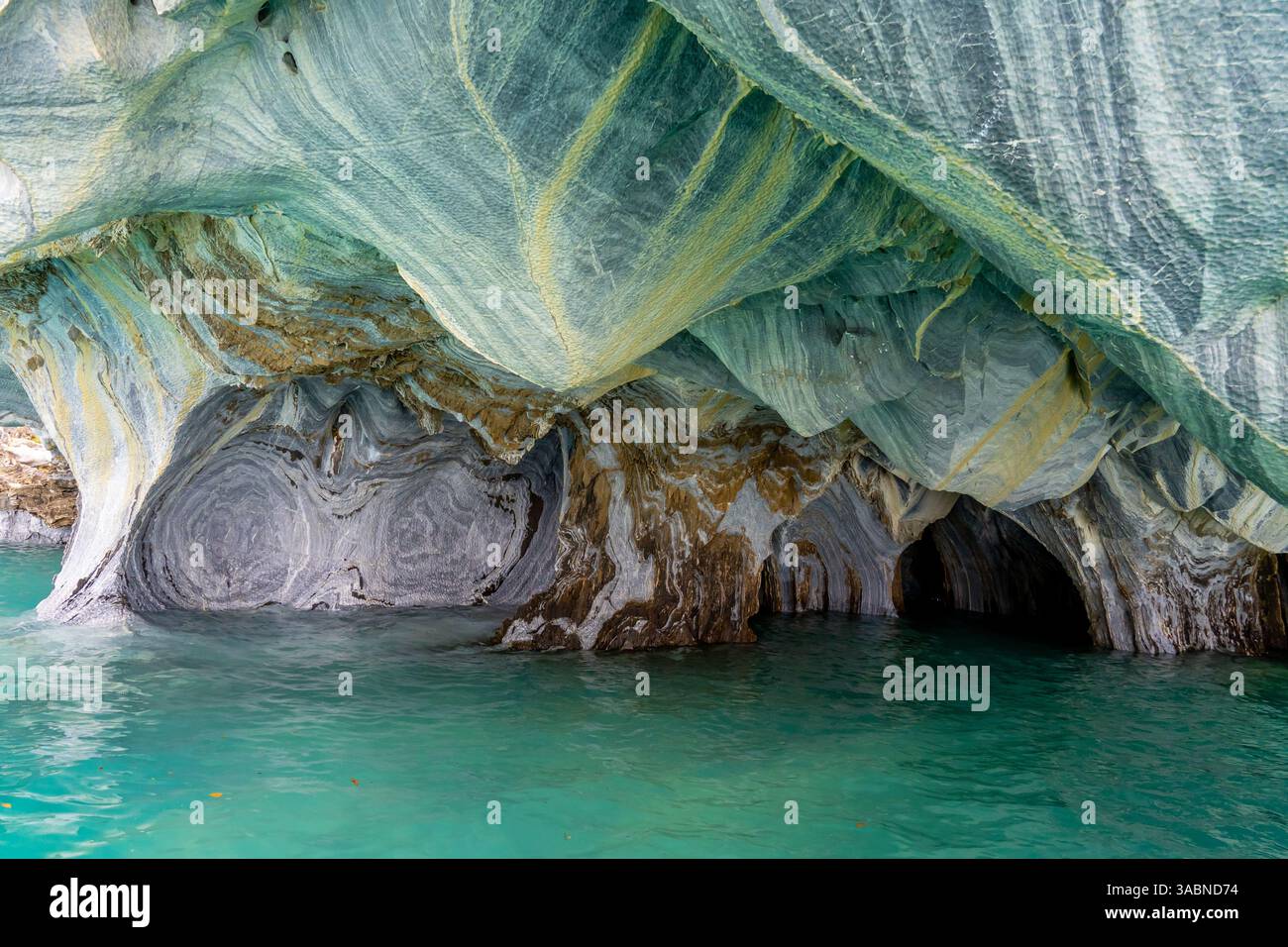 Grottes de marbre (cathédrale de marbre), Puerto Rio Tranquilo, Aysen, Chili. Les grottes de marbre sont une sculpture vieille de 6 000 ans taillée par les vagues écrasantes du lac Banque D'Images